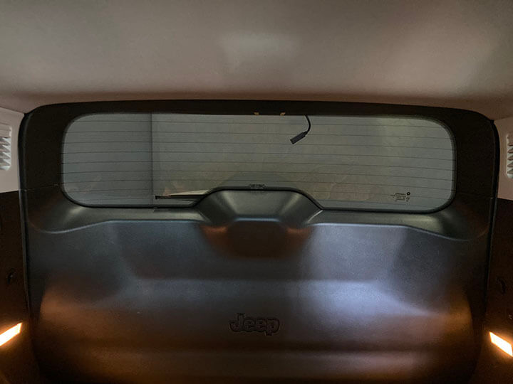 令和７年コマンダーのカーフィルム施工後内側のリアガラス
